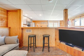 Interior - White Mountains Escape! Shared Patio + Yard (Bethlehem)