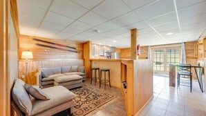Ein gemütliches Cabin-Interieur mit einer Couch, einer Bar und einer Küche.