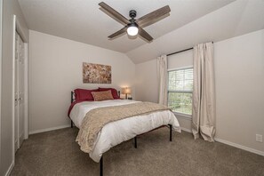 Desk, iron/ironing board, travel cot, free WiFi - A true hidden oasis with park-like grounds—your own private pickleball retreat. Enjoy a beautifully maintained setting with pickleball, tennis, and basketball surrounded by mature trees. (Bixby)