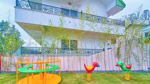 Tempat bermain anak - outdoor