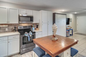 Apartment (1 Bedroom) | Interior - Boardwalk to Port Aransas Beach! Condo w/ Pool (Port Aransas)