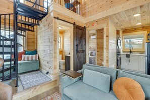 Interior - Handcrafted Appalachian Log Cabin, Near Dtwn Boone (Boone)