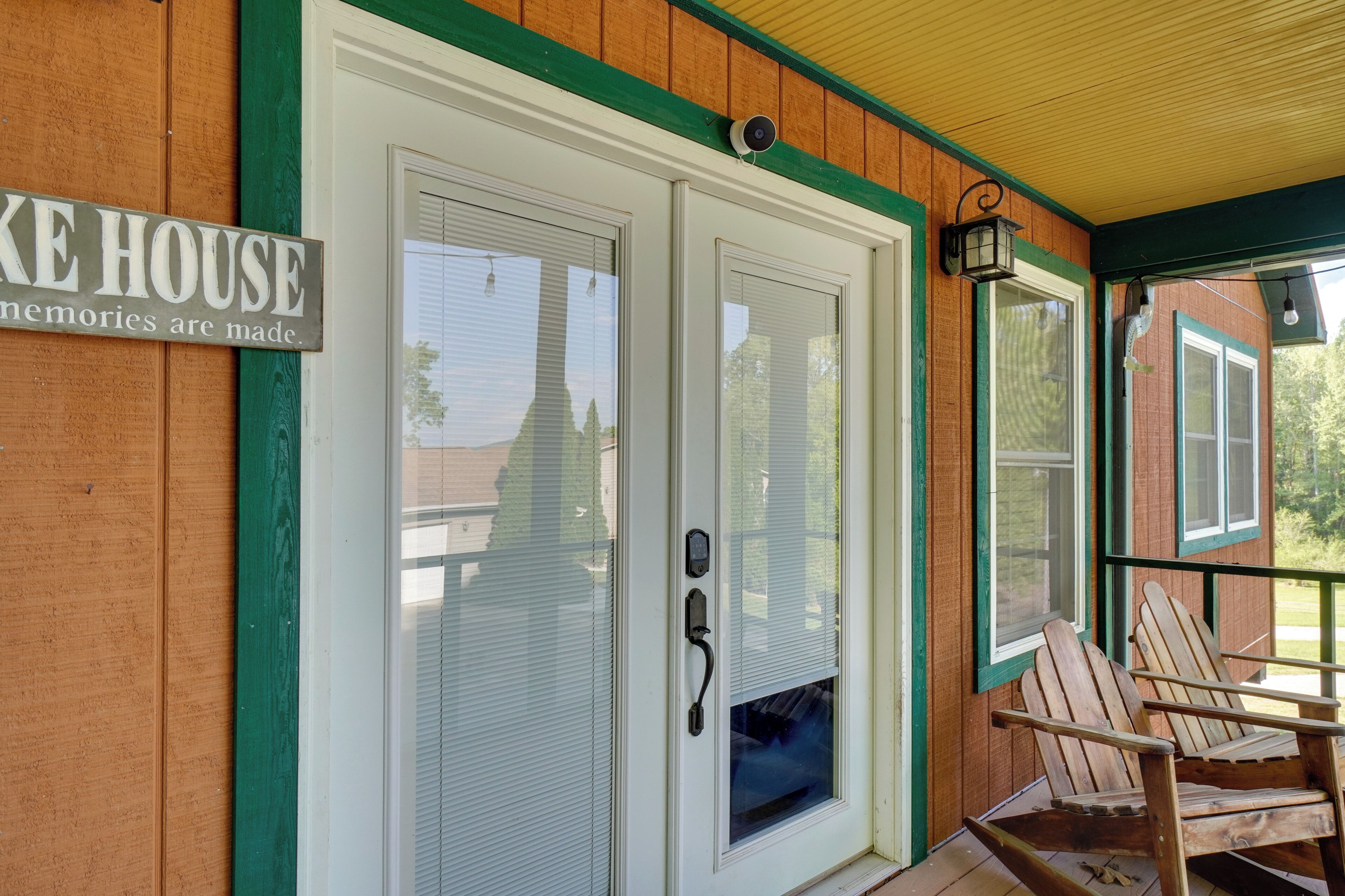 Une façade en bois sur laquelle on peut lire l’inscription : « Chez KE HOUSE, on crée des souvenirs. »