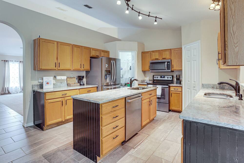 Spacious 4BR Home in Deltona w/ Screened Porch! - St. Johns River, FL
