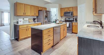 Spacious 4BR Home in Deltona w/ Screened Porch!