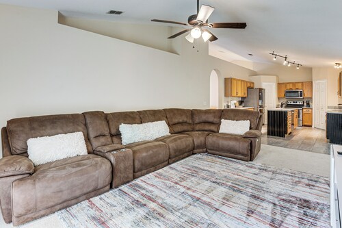 Spacious 4BR Home in Deltona w/ Screened Porch!