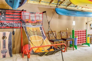 Un aro de baloncesto, suelo de madera y una pared con diseño de bandera.