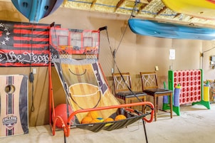 Una canasta de baloncesto, una cancha de baloncesto de madera y una silla.