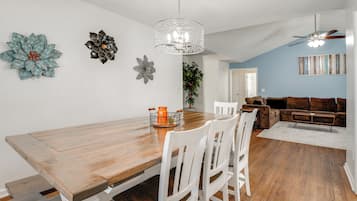 House (6 Bedrooms) | Interior