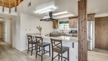 House (5 Bedrooms) | Interior