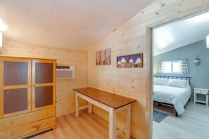 Interior - Deschutes Forest Basecamp! Oregon Cabin (La Pine)