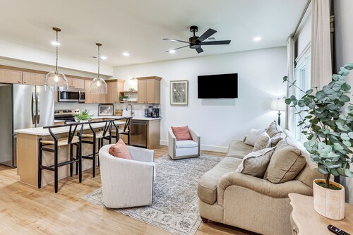 Near Trails & Town! Newly Built Mena Retreat