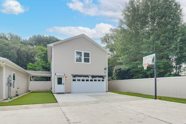 Houston Hideaway W/ Rec Room, Putting Green & Hoop - Fresno, TX