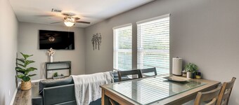Houston Hideaway w/ Rec Room, Putting Green & Hoop