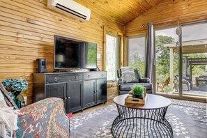 Interior - Tiny Cabin Getaway in the Tennessee River Valley (Rogersville)