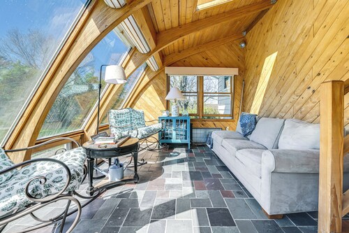 Cozy Retreat w/ Sunroom Near Binghamton University