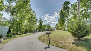 A residential street with a mailbox, parked cars, and houses. - Unique Glamping Tent in Tennessee River Valley (Rogersville)