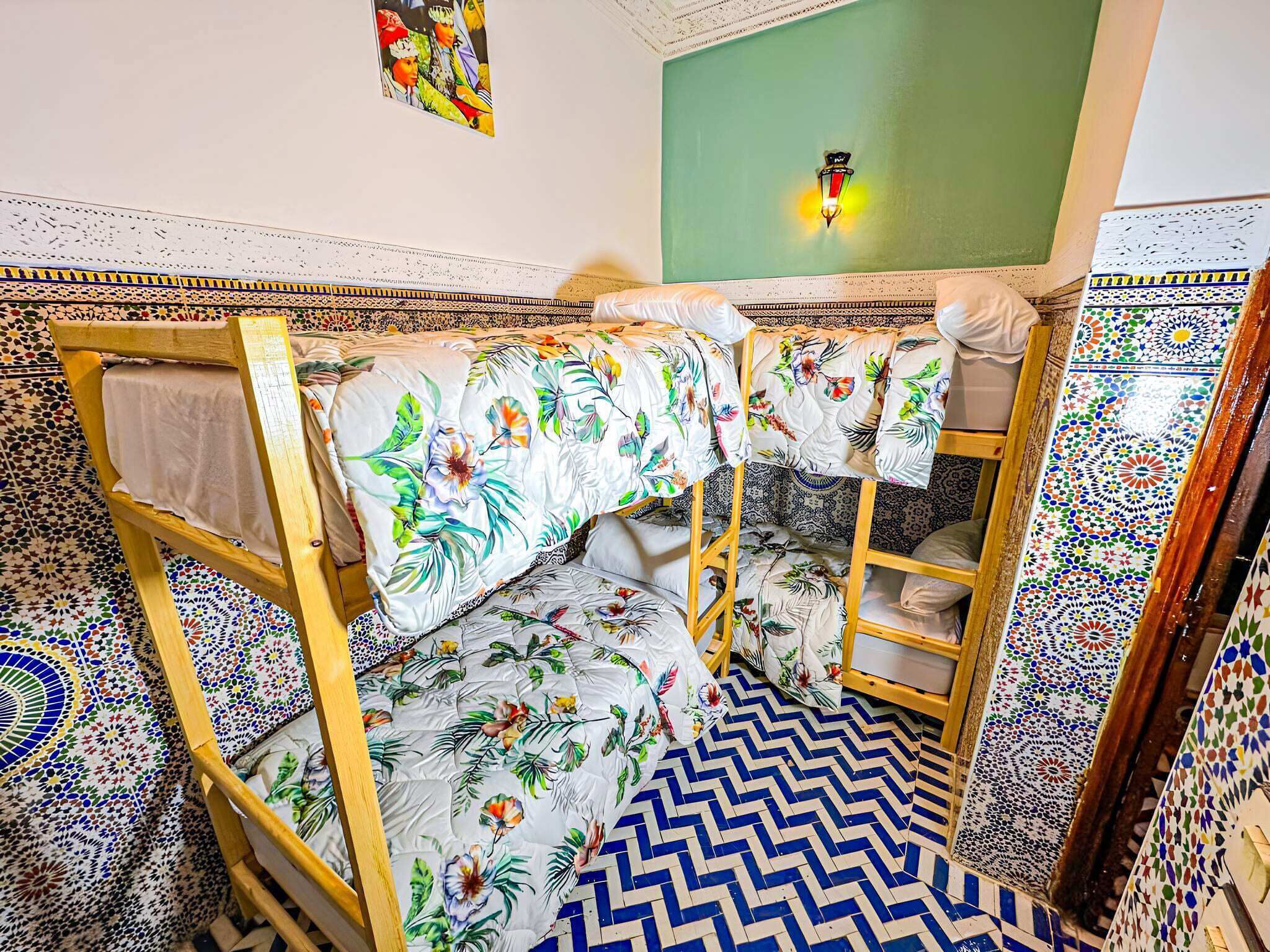 Chambre Quadruple Confort, salle de bains privée | Bureau, espace de travail pour ordinateur portable, Wi-Fi gratuit