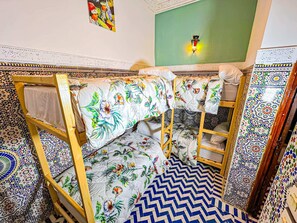 Chambre Quadruple Confort, salle de bains privée | Bureau, espace de travail pour ordinateur portable, Wi-Fi gratuit