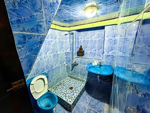 Articles de toilette gratuits, sèche-cheveux, serviettes fournies, savon