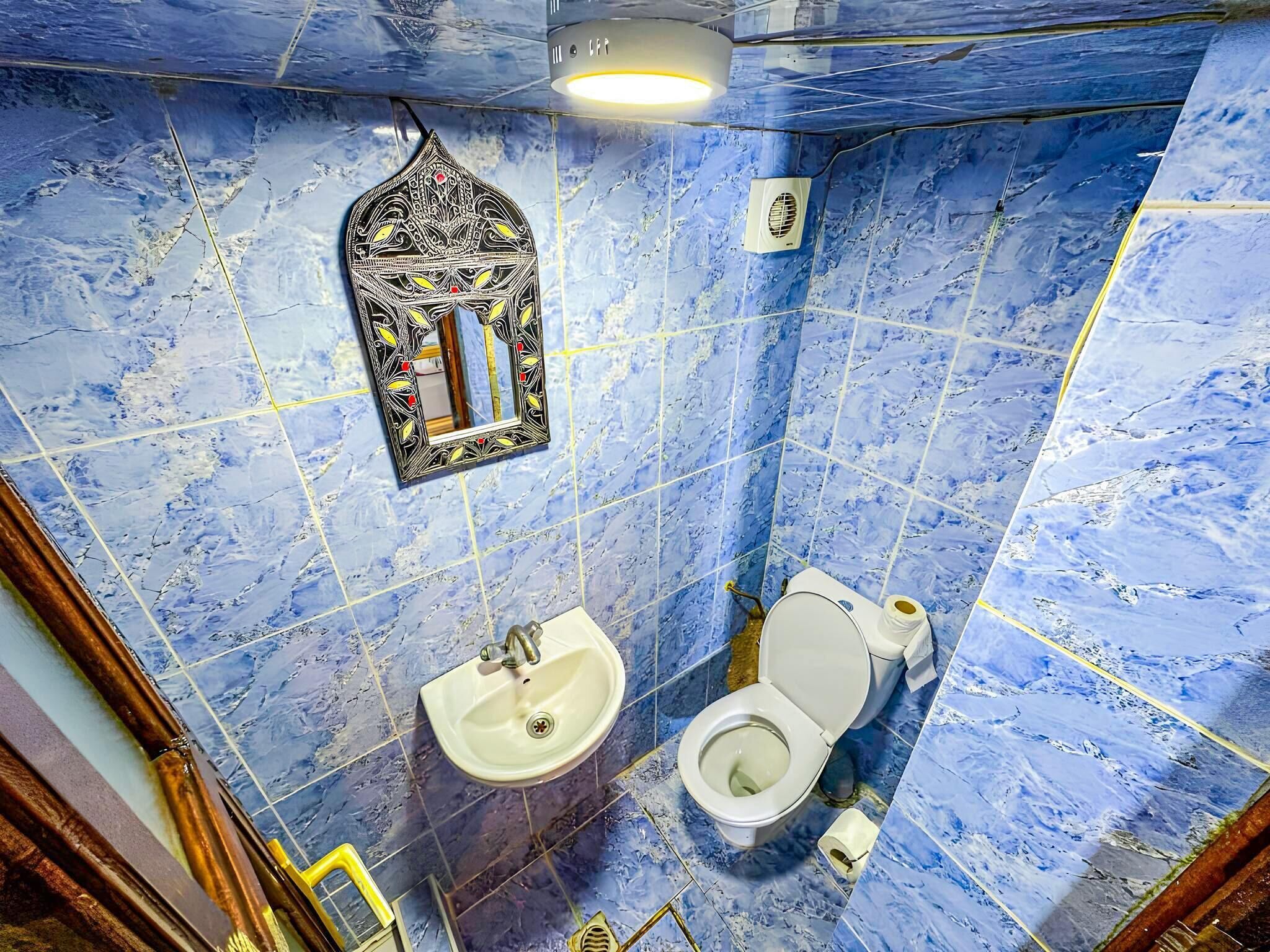 Comfort Quadruple Room, Private Bathroom | Bathroom | Free toiletries, hair dryer, towels, soap
