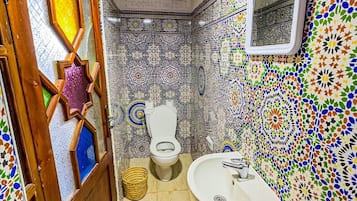 Comfort Double Room, Private Bathroom | Bathroom | Free toiletries, hair dryer, towels, soap