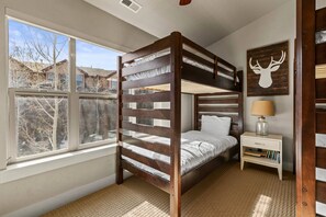 Desk, iron/ironing board, free WiFi, bed sheets - Moose Mgmt 5598: Sleeps 12 Hot Tub-Fire Pit-King Beds (Park City)