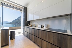 Una cucina moderna con vista sul mare e sulle montagne.