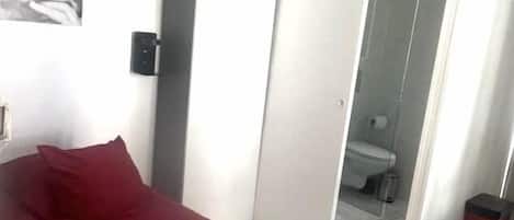 Estudio Confort, baño en la habitación | Cortinas blackout, tabla de planchar con plancha y wifi gratis