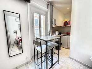 Estudio Confort, baño privado | Interior
