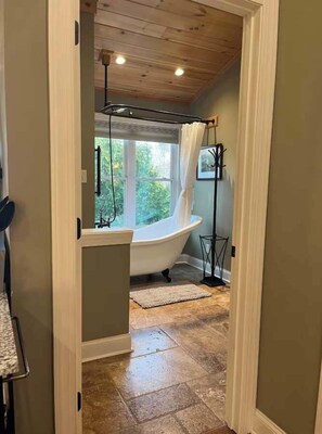 Shower, hair dryer, towels, shampoo - Maryville Creekside Forest Bliss・Shared Firepit (Maryville)
