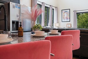 Una sala moderna con comedor, un sofá y una mesa de centro.