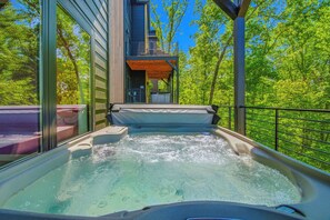 Outdoor spa tub - Luxury Cabin Near Dollywood ・Indoor Pool・Hot Tub (Sevierville)