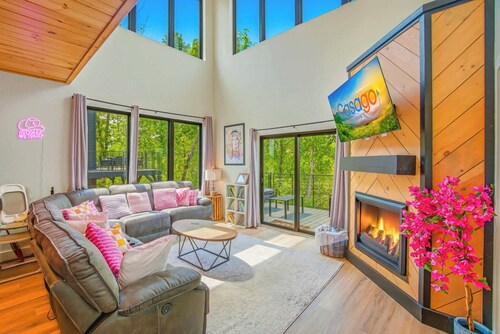 Luxury Cabin Near Dollywood ・Indoor Pool・Hot Tub