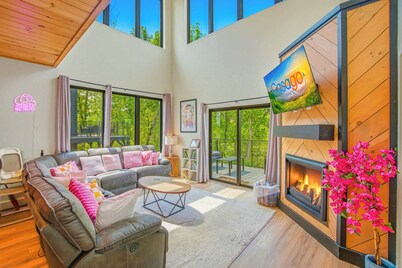Luxury Cabin Near Dollywood, Indoor Pool, Hot Tub