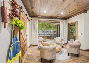 Interior - Luxe Riverfront Cabin ・ Walk to Parkway・Hot Tub (Pigeon Forge)