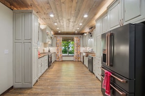 Fridge, microwave, oven, stovetop - Luxe Riverfront Cabin ・ Walk to Parkway・Hot Tub (Pigeon Forge)