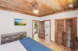 Een bureau, een strijkplank/strijkijzer, wifi, beddengoed