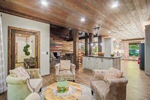 Interior - Luxe Riverfront Cabin ・ Walk to Parkway・Hot Tub (Pigeon Forge)