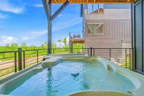 Outdoor spa tub - Luxe Cabin W Indoor Pool・Spacious Cabin, Sleeps 12 (Sevierville)