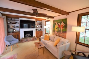 TV - Quaint Pet Friendly Home In South Rehoboth! (Rehoboth Beach)