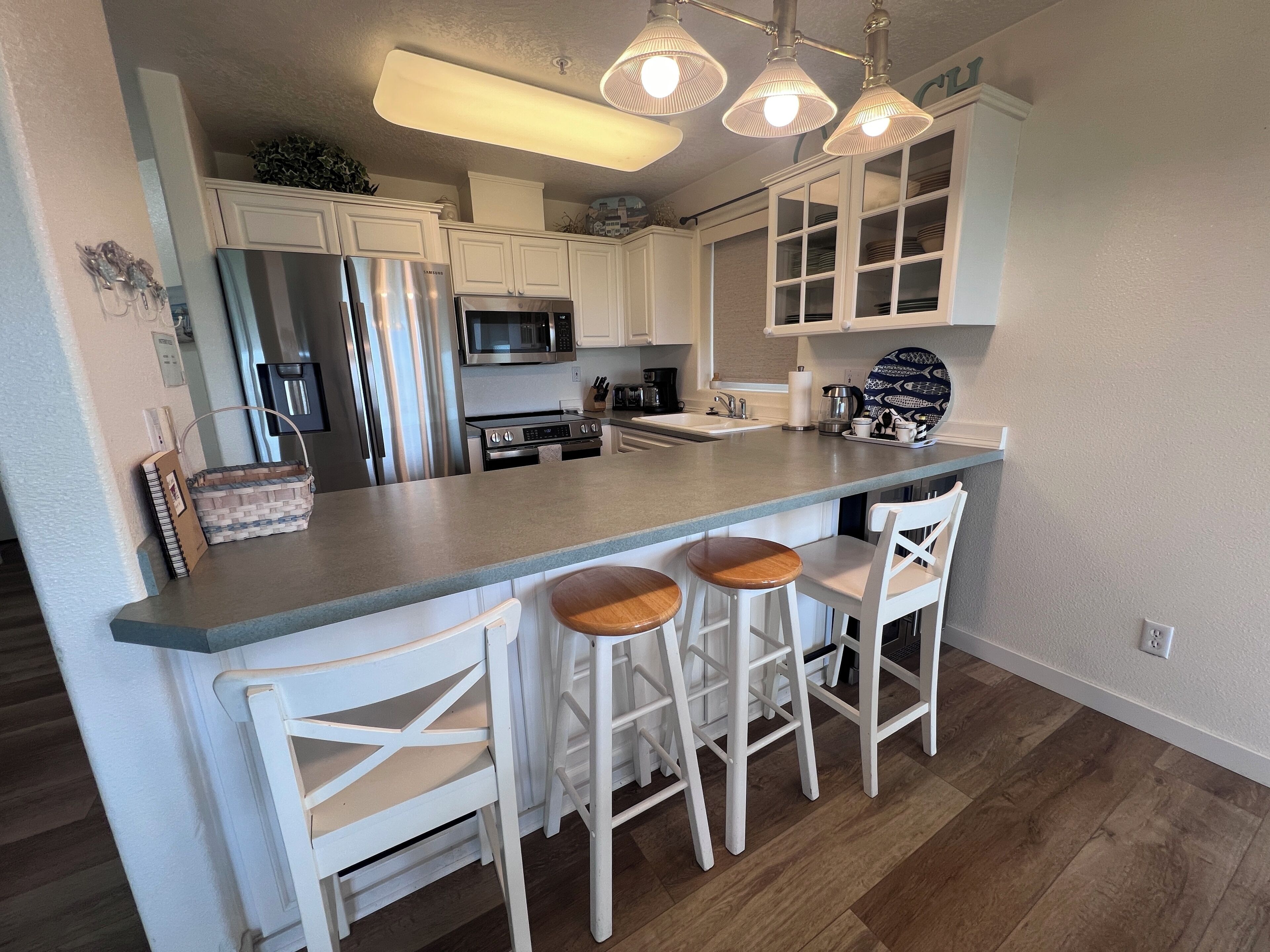 Fridge, oven, dishwasher, coffee/tea maker