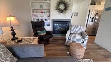 TV, fireplace