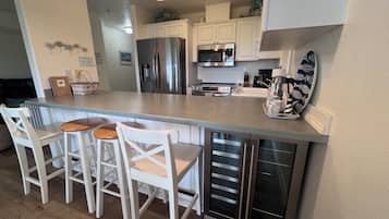 Fridge, oven, dishwasher, coffee/tea maker