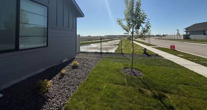 Sweet Esmeralda-FirePit, BBQ, Pets OK, Fenced Yard