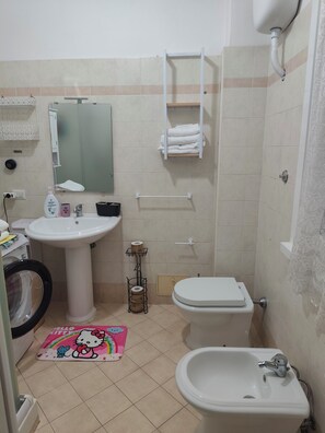 Hair dryer, bidet, towels, soap - The Magic of Rome (Roma)