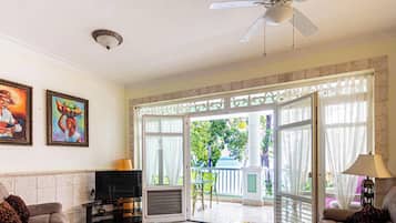 Apartment, 2 Bedrooms, Balcony, Lake View | Living room