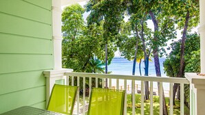 Een balkon met uitzicht op de oceaan en bomen.
