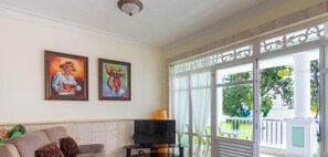 Appartement, 2 slaapkamers, balkon, uitzicht op meer | Woonkamer