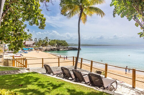 Ocean Front Apartment, Direct Access to the Sandy Beach!